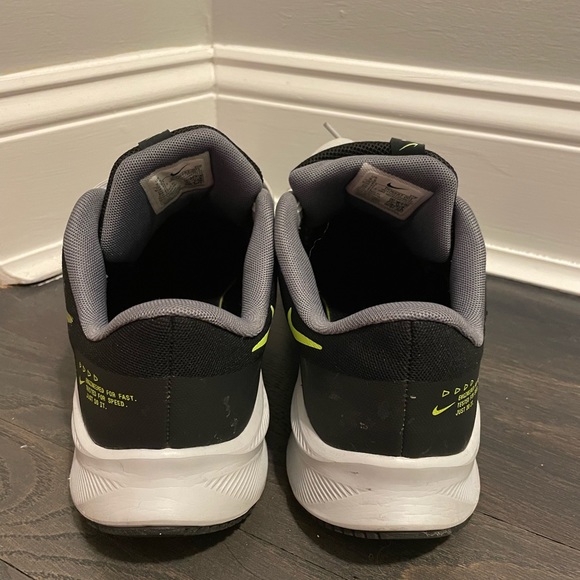 Nike 9.5 Quest Volt black green men’s running shoes - Picture 4 of 7